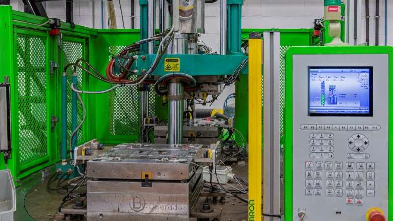 Máquina de injeção vertical que permite fazer overmolding