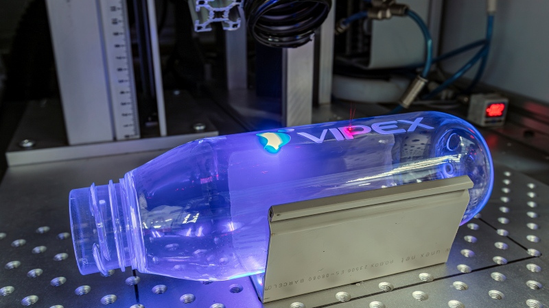 Gravação de garrafa com logotipo vipex através de laser