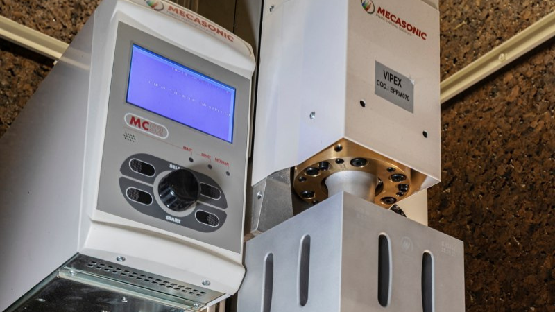 Vista inferior da máquina que faz soldadura através de ultrassons
