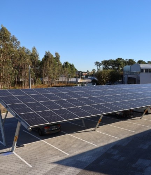 Vista de drone dos painéis fotovoltaicos